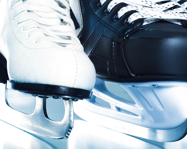 Schwarze und weiße Schlittschuhe