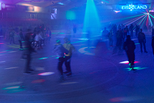 Eislaufen mit Disco im Eisland