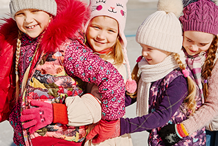 Kinder beim Schlittschuhlaufen im Eisland