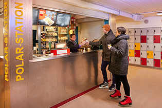 Menschen beim Imbis Polar-Station im Eisland