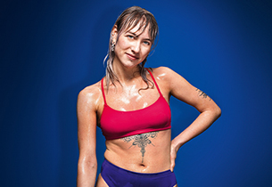 Junge Frau nach dem Schwimmen / Schwimmtraining